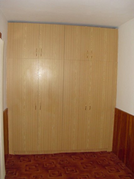 Vestavná skříň s klasickými dvířky