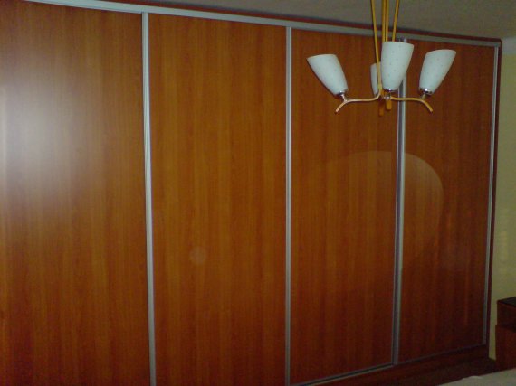 S dveřmi